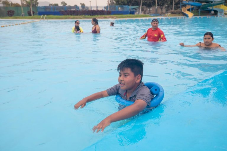 Aperturan piscinas de clubes metropolitanos para recibir al público este verano