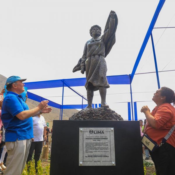 Alcalde de Lima devela escultura en honor a Pascuala Rosado